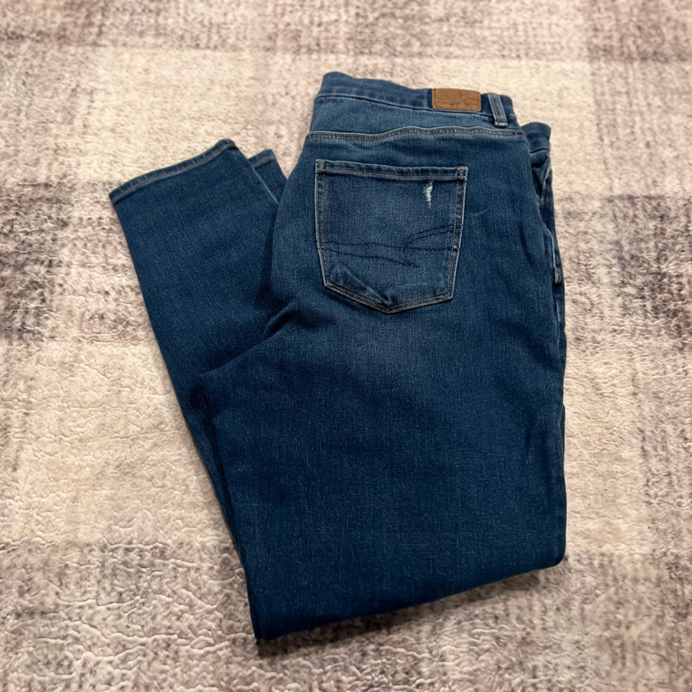 Women’s American Eagle Distressed Curvy High-Rise Jegging 16